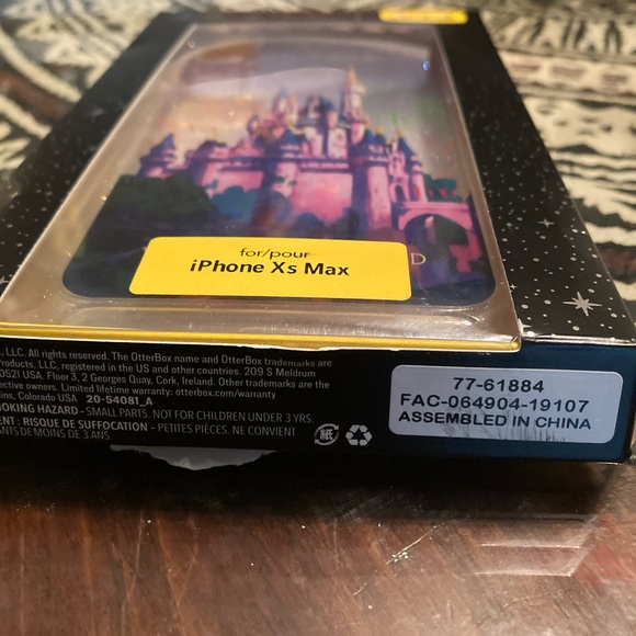 iPhone xS Max Disney Otterbox cover - Picture 2 of 3